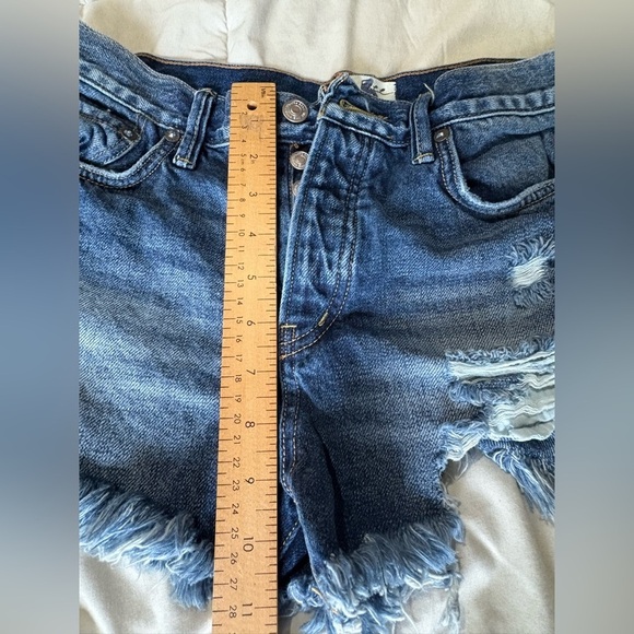 Free People we the free size 26 mid wash denim jean shorts distressed - Picture 5 of 11